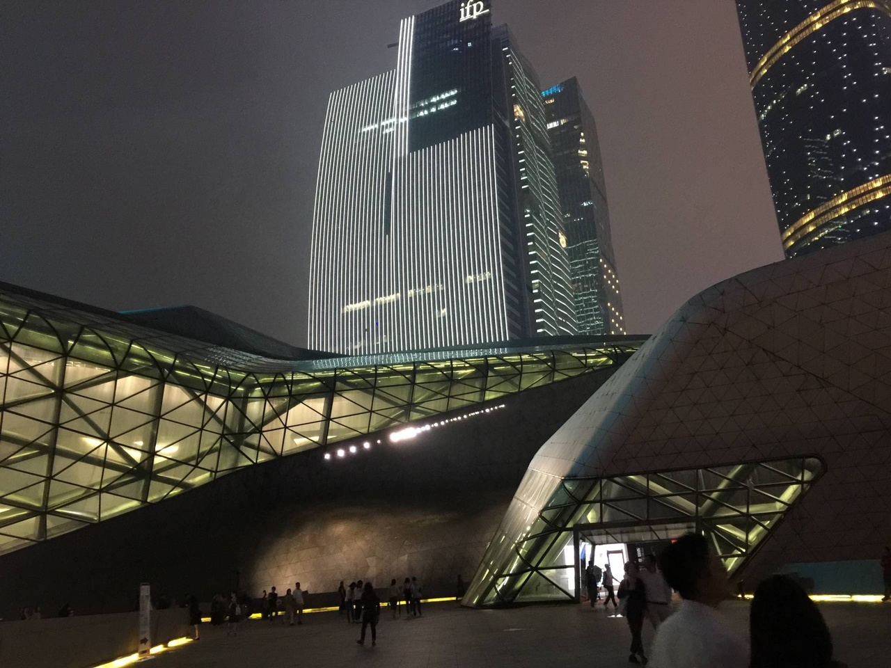 大劇院與商廈組成壯麗夜景。