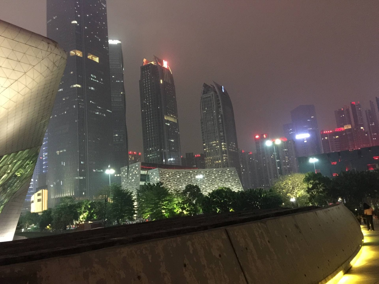 廣州圖書館開得很夜，也對夜景作出貢獻。