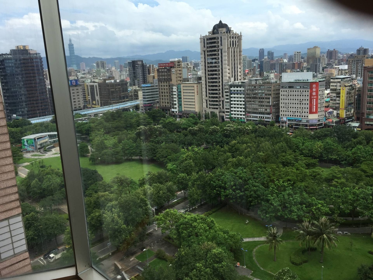 公園在腳下，其實遠望一點，有另一個大數倍公園，更多樹木與草地。