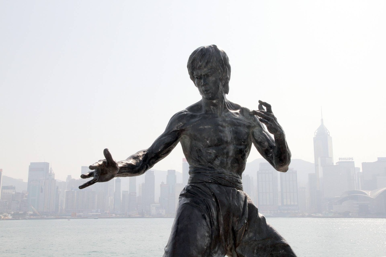 https://pixabay.com/en/bruce-lee-statue-monument-hong-kong-2644599/