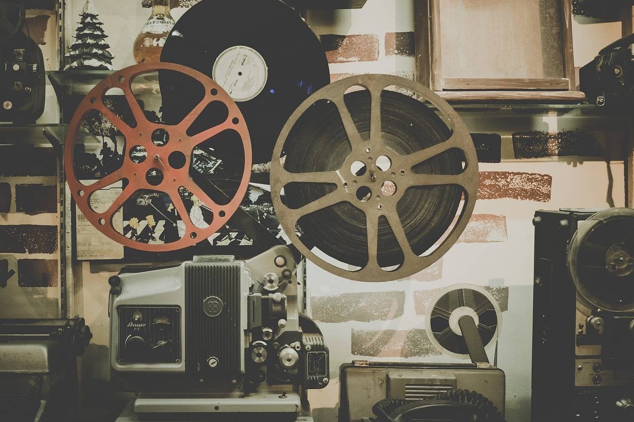 https://pixabay.com/en/movie-reel-projector-film-cinema-918655/