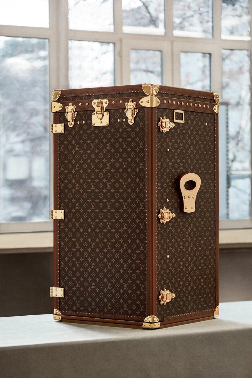 Louis Vuitton 呈獻配備多項創新功能的Secrétaire Bureau 2.0，這張殊不簡單的辦公桌讓品味一族在旅途中也能舒適地處理公務。