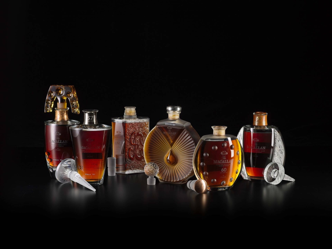 今季東京中央拍賣隆重呈獻麥卡倫璀璨萊儷水晶瓶系列 (The Macallan in Lalique Six Pillars Collection) , 該系列於2005 年首次發佈，到2016 年間一共只推出了6瓶酒，如此一套璀璨藝術品，今個香港秋拍將在東京中央上拍，領銜「珍稀佳釀」專拍估價：HKD280萬。